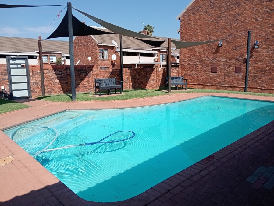 2 Bedroom Property for Sale in Langenhovenpark Free State